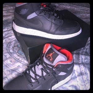 Air Jordan 1 Mid holiday BG